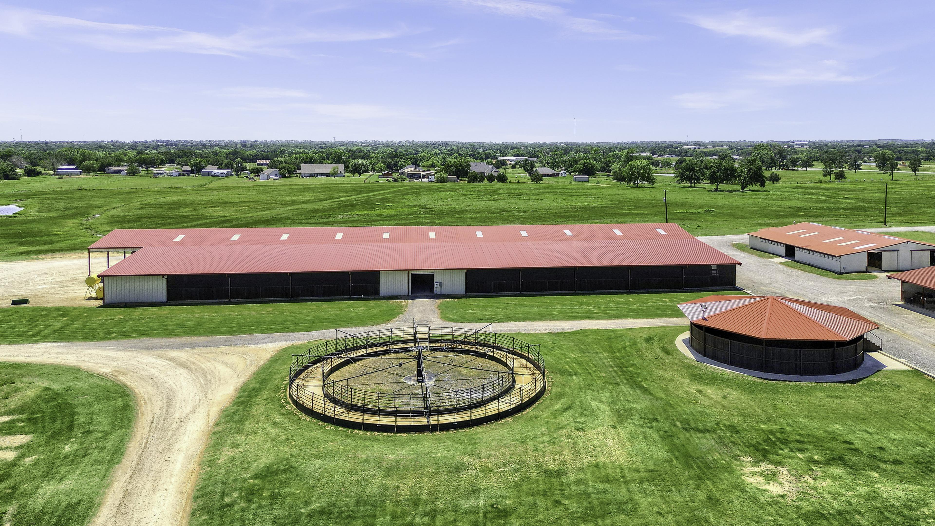 Aerial view of the mare barn and round pen at Solo Select North