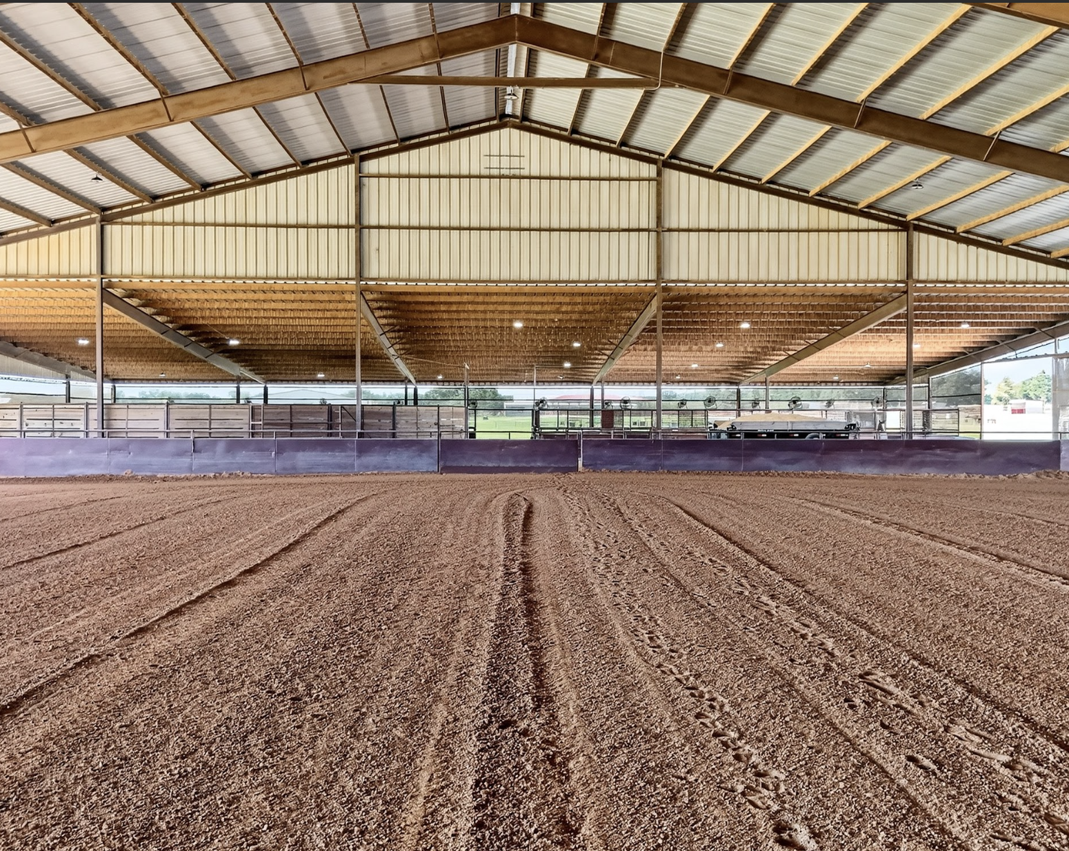 The covered riding arena at Solo Select Horses